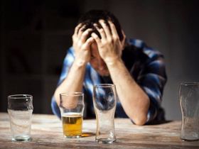 Tại sao uống rượu lại bị hạ đường huyết?